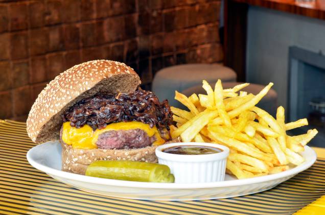 Z Deli Sanduíches (<em>Rua Haddock Lobo, 1386, Jardim Paulista</em>): o hambúrguer de 180 gramas será incrementado por queijo cheddar, cebola confit com shoyu e mel no pão preto com gergelim. Fritas acompanham. Z Deli Sanduíches (<em>Rua Haddock Lobo, 1386, Jardim Paulista</em>): o hambúrguer de 180 gramas será incrementado por queijo cheddar, cebola confit com shoyu e mel no pão preto com gergelim. Fritas acompanham.