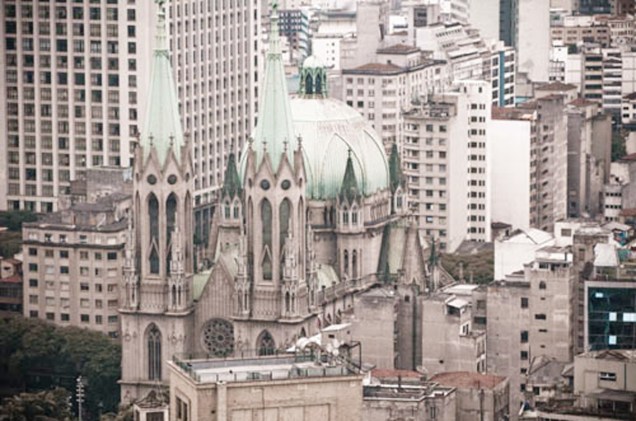 Vista aérea do centro de São Paulo (SP), com destaque para as abóbodas esverdeadas da Catedral da Sé