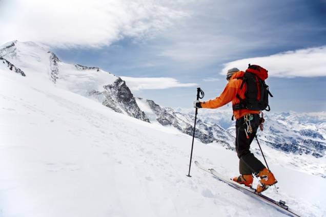 <a href="http://viajeaqui.abril.com.br/cidades/suica-zermatt" rel="Zermatt, Suíça" target="_blank"><strong>Zermatt, Suíça</strong></a><br />          A Suíça é conhecida por suas clássicas cidades de esqui, mas Zermatt é a cereja do bolo. Ainda que cercada de picos cobertos de gelo, é dominada pela Matterhorn, uma das montanhas mais notáveis da Terra. O vilarejo permite apenas a circulação de carros elétricos, onde hotéis de luxo ficam lado a lado com celeiros centenários. Zermatt tem três zonas de esqui interconectadas com vistas deslumbrantes e drops verticais de até 2.179 metros. Não perca o passeio no teleférico Matterhorn Glacier Paradise, o mais alto dos Alpes, que te leva à região italiana de Breuil-Cervinia, onde o almoço custa metade do preço que você pagaria na Suíça