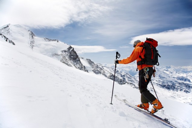 <a href="https://viajeaqui.abril.com.br/cidades/suica-zermatt" rel="Zermatt, Suíça" target="_blank"><strong>Zermatt, Suíça</strong></a><br />          A Suíça é conhecida por suas clássicas cidades de esqui, mas Zermatt é a cereja do bolo. Ainda que cercada de picos cobertos de gelo, é dominada pela Matterhorn, uma das montanhas mais notáveis da Terra. O vilarejo permite apenas a circulação de carros elétricos, onde hotéis de luxo ficam lado a lado com celeiros centenários. Zermatt tem três zonas de esqui interconectadas com vistas deslumbrantes e drops verticais de até 2.179 metros. Não perca o passeio no teleférico Matterhorn Glacier Paradise, o mais alto dos Alpes, que te leva à região italiana de Breuil-Cervinia, onde o almoço custa metade do preço que você pagaria na Suíça