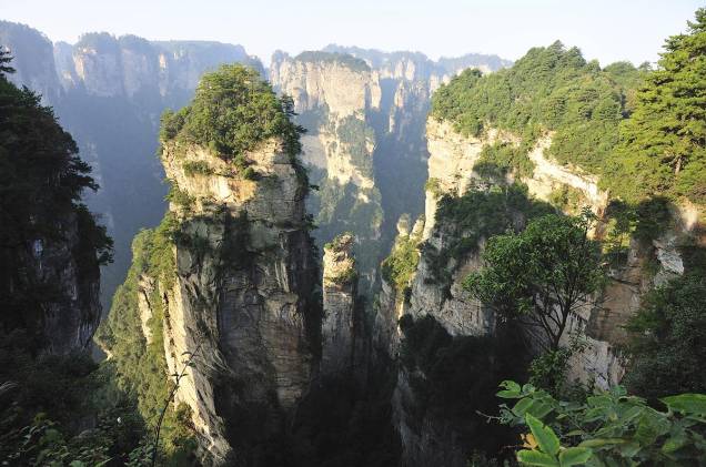 O Parque Nacional Zhangjiajie fica no centro-sul da China e, segundo a administração local, as exóticas formações rochosas inspiraram as cenas do filme "Avatar". Compostas em sua maioria por quartzo, as rochas tomaram essas formas através de milênios de erosão