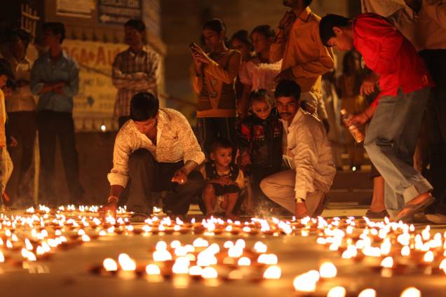 <strong>Varanasi, Índia</strong><br />Quando o sol da manhã ilumina as águas turvas do rio Ganges, centenas de fiéis hindus iniciam seu banho ritual na mais sagrada das cidades – <a href="https://viajeaqui.abril.com.br/cidades/india-varanasi" rel="Varanasi" target="_blank">Varanasi</a>, a antiga Berares. Alguns preparam oferendas, sadhus parecem entrar em transe, iogues aquecem a respiração. Apesar das poluídas águas do rio, a atmosfera exala magia. Considerada uma das cidades mais antigas continuamente habitadas do planeta -- a outra seria Jericó --, Varanasi tem cerca de 3 mil anos e, segundo a crença hindu, foi fundada pelo deus Shiva.<br /> <strong>Varanasi, Índia</strong><br />Quando o sol da manhã ilumina as águas turvas do rio Ganges, centenas de fiéis hindus iniciam seu banho ritual na mais sagrada das cidades – <a href="https://viajeaqui.abril.com.br/cidades/india-varanasi" rel="Varanasi" target="_blank">Varanasi</a>, a antiga Berares. Alguns preparam oferendas, sadhus parecem entrar em transe, iogues aquecem a respiração. Apesar das poluídas águas do rio, a atmosfera exala magia. Considerada uma das cidades mais antigas continuamente habitadas do planeta -- a outra seria Jericó --, Varanasi tem cerca de 3 mil anos e, segundo a crença hindu, foi fundada pelo deus Shiva.<br />