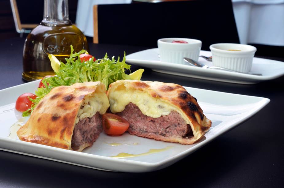 O restaurante <a href="https://viajeaqui.abril.com.br/estabelecimentos/br-sp-sao-paulo-restaurante-zucco" rel="Zucco">Zucco</a>, em Cerqueira César, serve o cheese burger panini, que leva hambúrguer de picanha com cheddar em massa de pizza assada em forno a lenha O restaurante <a href="https://viajeaqui.abril.com.br/estabelecimentos/br-sp-sao-paulo-restaurante-zucco" rel="Zucco">Zucco</a>, em Cerqueira César, serve o cheese burger panini, que leva hambúrguer de picanha com cheddar em massa de pizza assada em forno a lenha