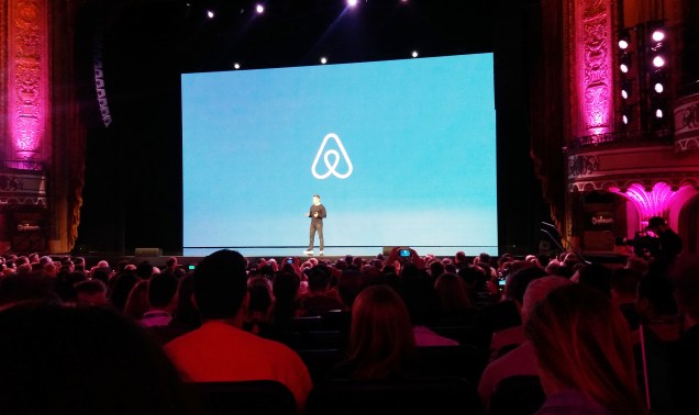 Brian Chesky, fundador do Airbnb, anuncia as novidades da plataforma