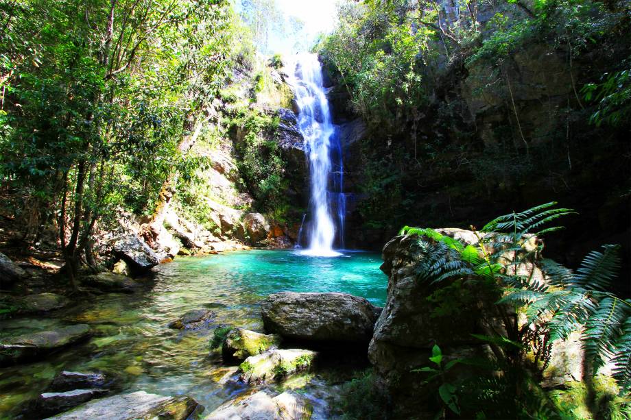 A Cachoeira de Santa Bárbara, com 35 metros de queda, é das mais bonitas da região da <a href="https://viajeaqui.abril.com.br/cidades/br-go-chapada-dos-veadeiros" rel="Chapada dos Veadeiros" target="_blank">Chapada dos Veadeiros</a>, em <a href="https://viajeaqui.abril.com.br/estados/br-goias" rel="Goiás" target="_blank">Goiás</a>, e forma um poço de água cristalina, com pontos esverdeados e azuis, ótimo para um mergulho