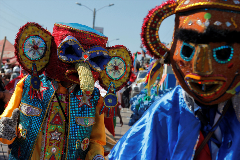 No famoso Carnaval de Barranquilla, fantasias coloridas invadem as ruas