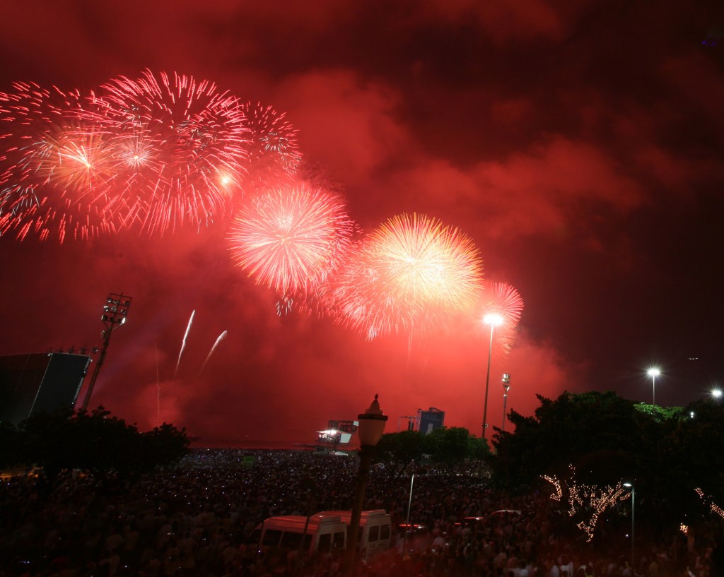 Show de fogos de artifício na festa do Réveillon na Praia de Copacabana, no Rio de Janeiro