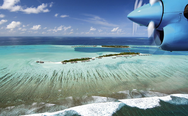Hidroavião sobrevoa as ilhas-resort e os atóis das Maldivas, paraíso do Índico