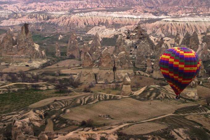 hot_air_ballon_over_cappadocia_11.jpeg
