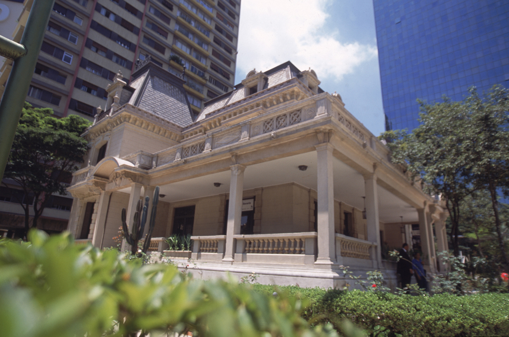 A Casa das Rosas, um dos poucos palacetes da Avenida Paulista, abriga um centro cultural
