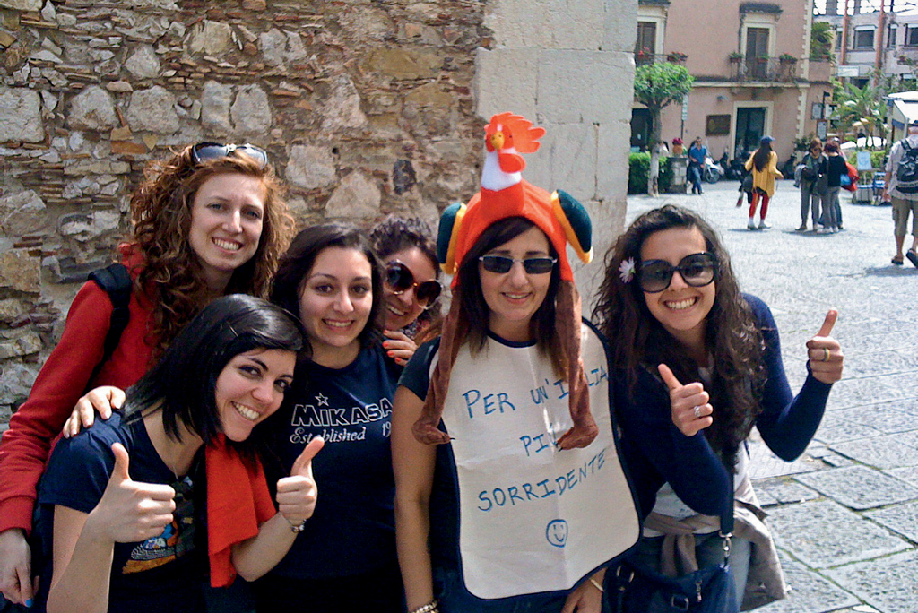Campanha para arrecadar sorrisos na rua em Taormina, na Sicília