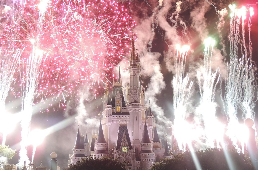 Fogos de artifício iluminam o Castelo da Cinderela, na Disney de Orlando