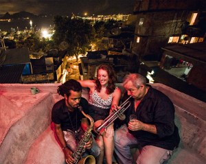 Jam session no hostel The Maze, na favela Tavares Bastos