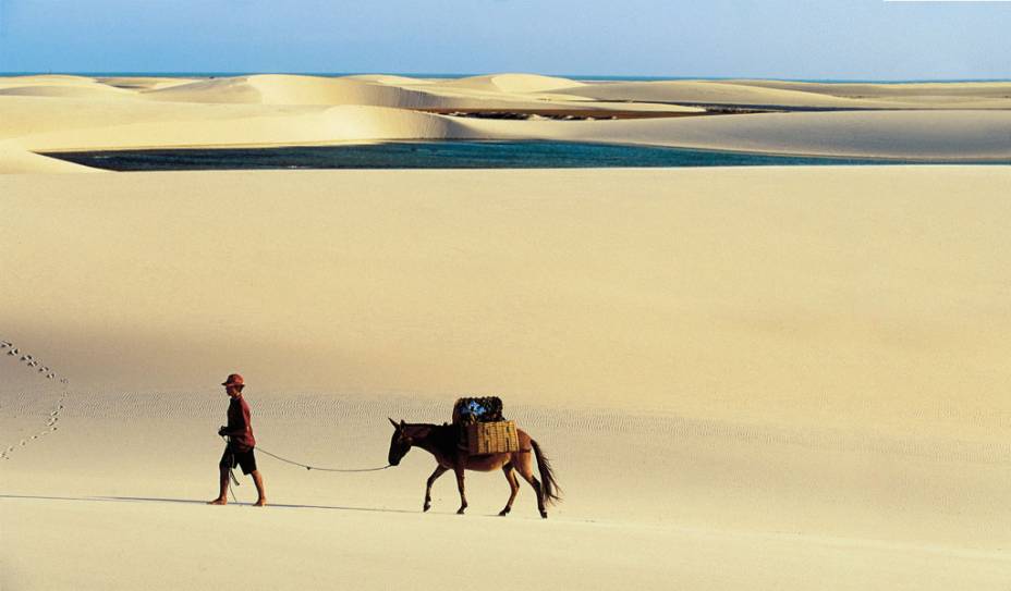 Um dos passeios mais impressionantes do Brasil é o do <a href="http://viajeaqui.abril.com.br/estabelecimentos/br-ma-barreirinhas-atracao-parque-nacional-dos-lencois-maranhenses" rel="Parque Nacional dos Lençóis Maranhenses" target="_blank">Parque Nacional dos Lençóis Maranhenses</a> (MA)