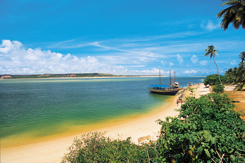 Escuna ancorada na Praia do Gunga, em Barra de São Miguel, Alagoas