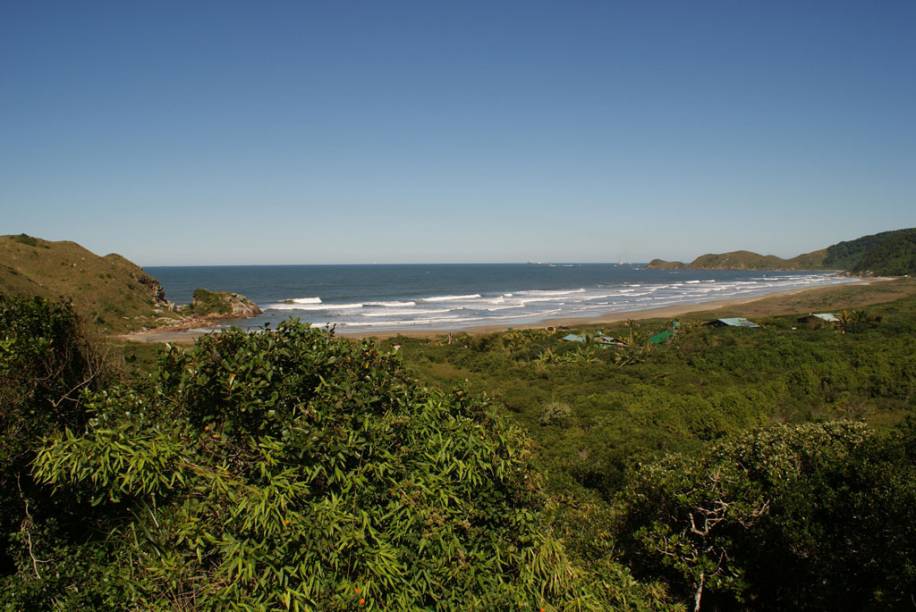 As boas ondas da Praia Grande atraem os surfistas, que se concentram do lado esquerdo