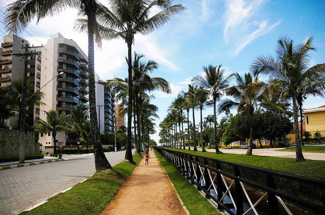 Alameda do bairro Riviera de São Lourenço Alameda do bairro Riviera de São Lourenço