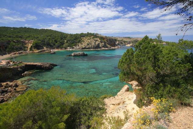 Praia em Ibiza, Ilhas Baleares. No verão o local lota de turistas em busca de sol e muitas baladas