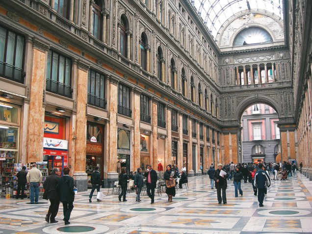 A antiga Galleria Umberto I, do século 19, é famosa pela arcada com abóbada de vidro e fica em frente ao Teatro San Carlo, em Santa Lucia