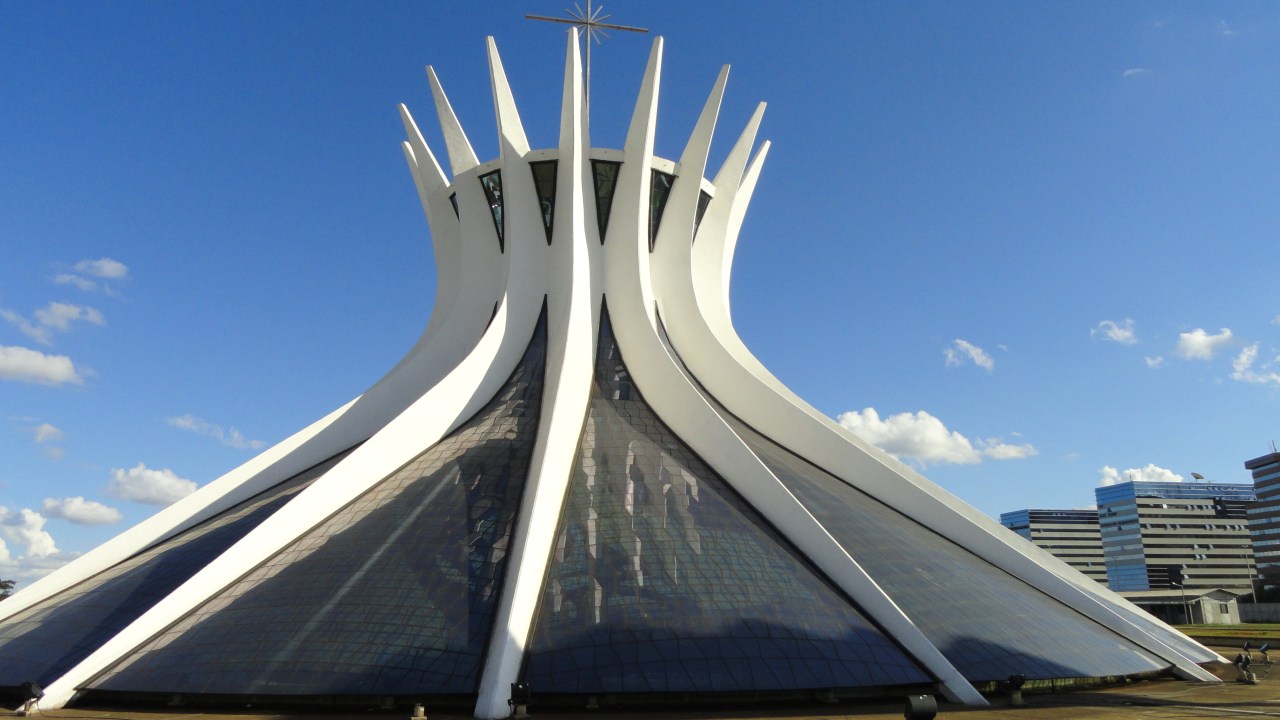 01 Catedral_de_Brasília exterior - Wikimedia Commons - Daderot