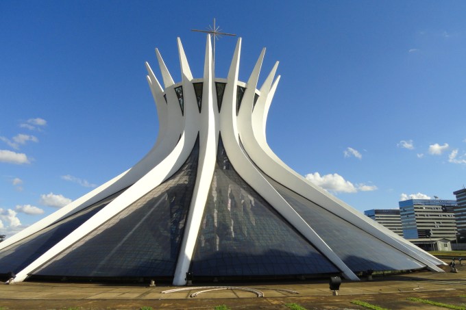 01-catedral_de_brasilia-exterior-wikimedia-commons-daderot.jpeg