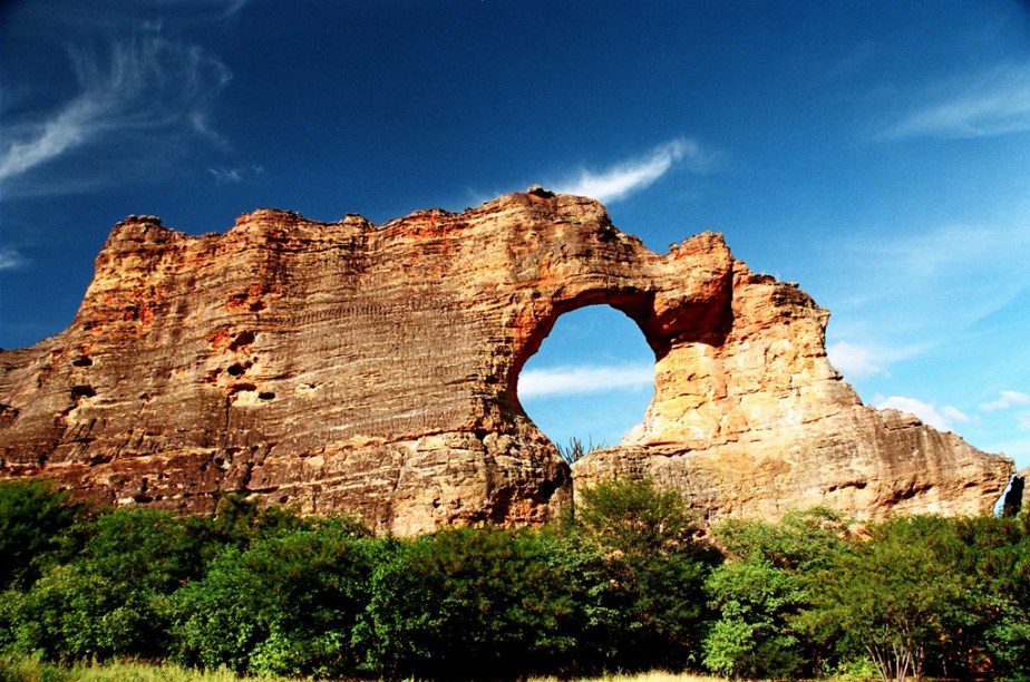 A Pedra Furada, no Circuito Baixadão da Pedra, é o cartão-postal do parque