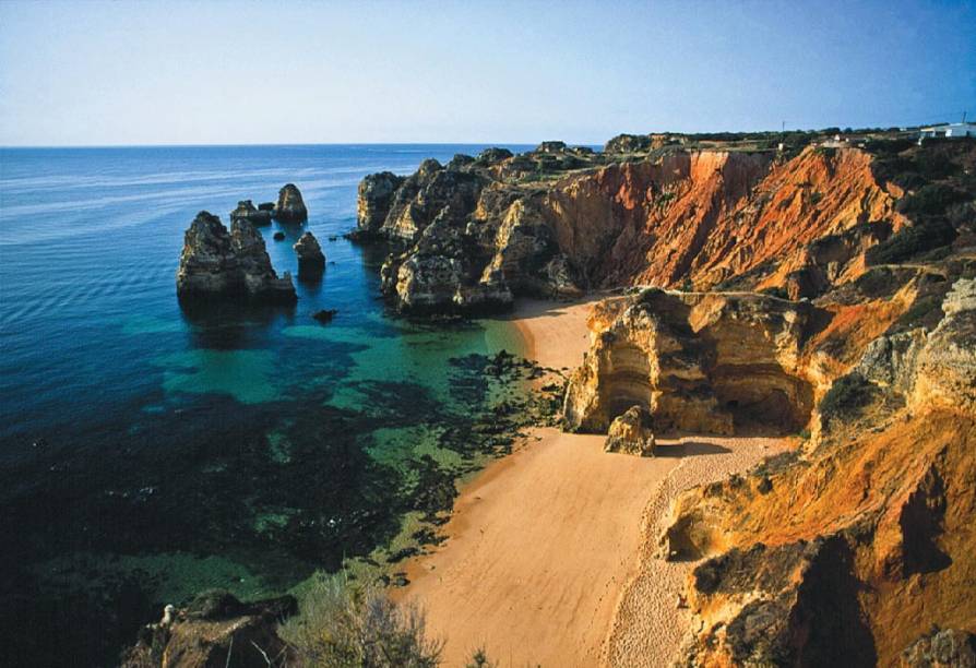 Falésias e praia na Baía Ponta da Piedade, subdistrito de Faro, na região do Alvarge  