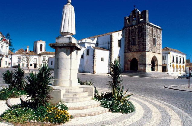 Estátua do bispo Francisco Gomes de Avelar em frente à Sé Catedral, em Faro, Portugal