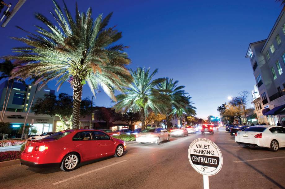 Carros de luxo circulam pela Miracle Mile, quarteirão de Coral Gables, em Miami