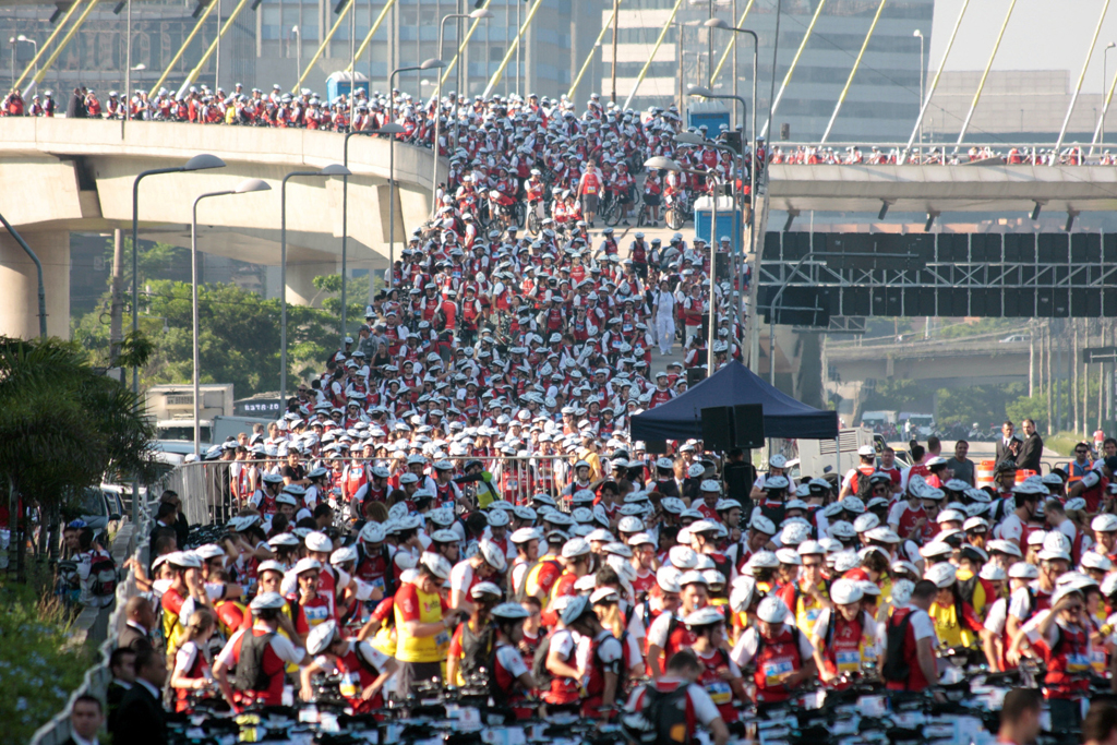 Ciclistas na Ponte Estaida durante a World Bike Tour São Paulo 2012