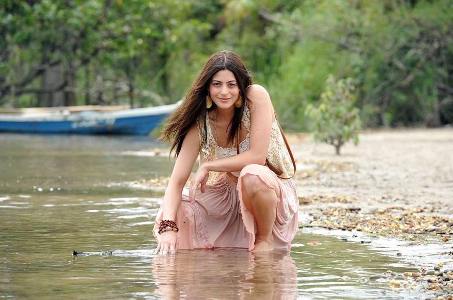 A novela "Amor Eterno Amor", produzida em 2012 pela Rede Globo, tornou Alter do Chão conhecida do resto do país; na foto, a atriz protagonista Carol Castro, com a praia como cenário A novela "Amor Eterno Amor", produzida em 2012 pela Rede Globo, tornou Alter do Chão conhecida do resto do país; na foto, a atriz protagonista Carol Castro, com a praia como cenário