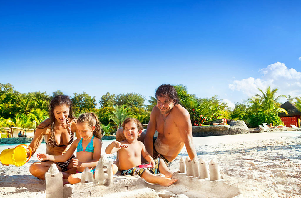 Família na Praia do Cerrado, do Hot Park, no complexo Rio Quente Resorts