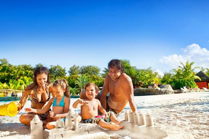 Família na Praia do Cerrado, do Hot Park, no complexo Rio Quente Resorts Família na Praia do Cerrado, do Hot Park, no complexo Rio Quente Resorts