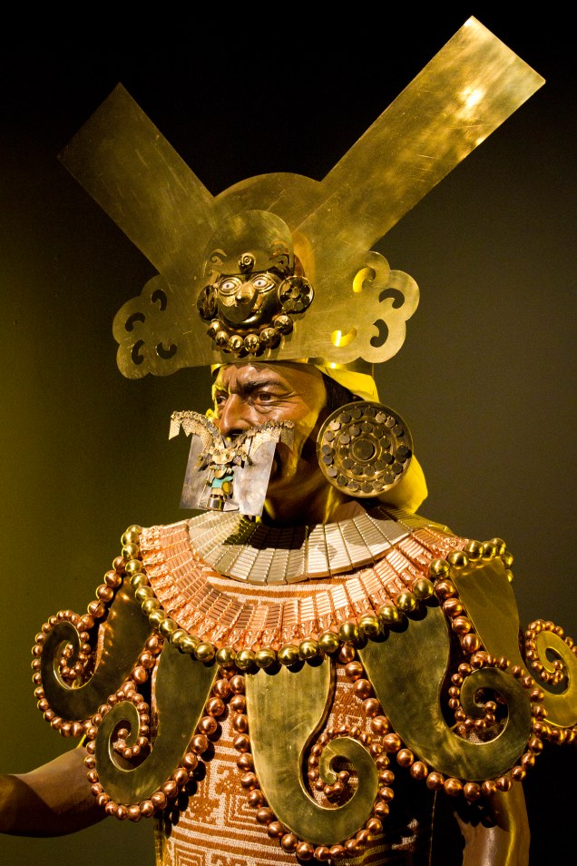 Acervo do <a href="https://viajeaqui.abril.com.br/estabelecimentos/peru-chiclayo-atracao-museu-tumbas-reales-de-sipan" rel="Museo Tumbas Reales de Sipán" target="_blank">Museo Tumbas Reales de Sipán</a>, em Lambayeque, a 15 minutos de <a href="https://viajeaqui.abril.com.br/cidades/peru-chiclayo" rel="Chiclayo" target="_blank">Chiclayo</a>; o museu guarda os restos mortais e suntuosos espólios dos principais governantes da costa norte do Peru nos tempos pré-incaicos. O acervo está distribuído em um prédio de formato piramidal com três pavimentos que reproduzem a dinâmica de um santuário moche. Inaugurado em novembro de 2002, o museu apresenta instalações modernas e pode ser percorrido em três ou quatro horas