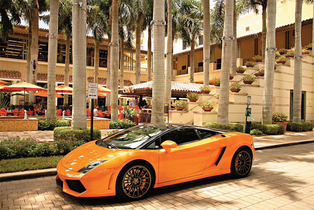 Praça em frente ao shopping Village of Merrick Park, em Coral Gables Praça em frente ao shopping Village of Merrick Park, em Coral Gables