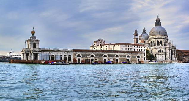 Em Dorsoduro, Igreja Santa Maria della Salute, em estilo barroco do século 17 Em Dorsoduro, Igreja Santa Maria della Salute, em estilo barroco do século 17