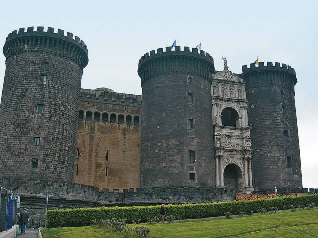 O Castel Nuovo, antiga residência de Fernando de Aragão, no século 15, foi construído dois séculos antes por Carlos I de Anjou com o objetivo de expandir a cidade
