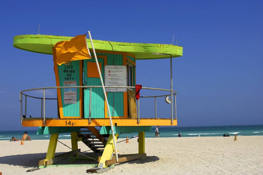 Posto salva-vidas colore a praia de Miami Beach