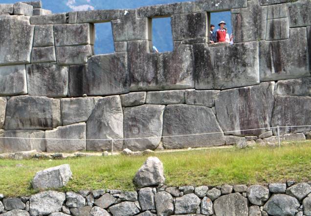 Do Templo de Las Tres Ventanas é possível ver a Praça Sagrada lá embaixo com as montanhas altíssimas como pano de fundo Do Templo de Las Tres Ventanas é possível ver a Praça Sagrada lá embaixo com as montanhas altíssimas como pano de fundo