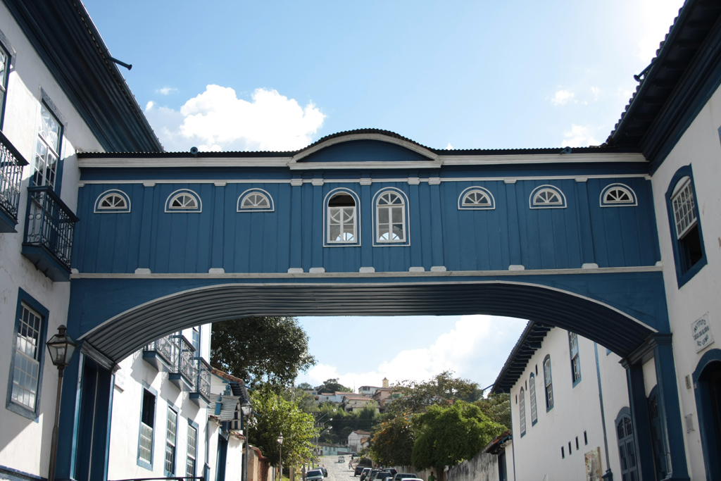 Suspenso sobre a rua, o Passadiço da Glória é uma pitoresca passagem que liga dois sobrados históricos
