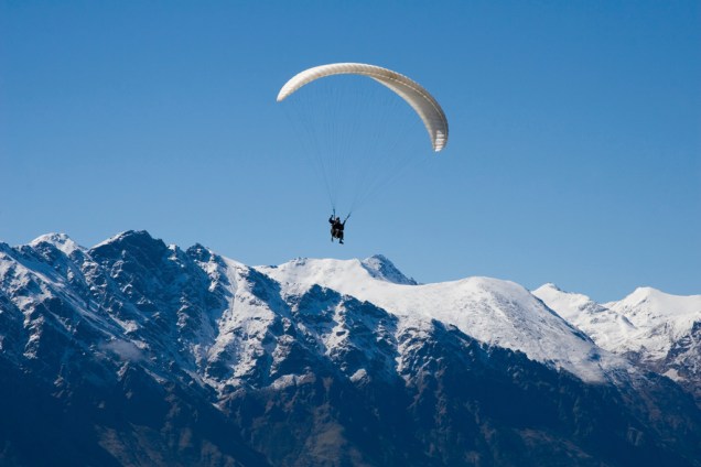 Paragliding em Queenstown, que conta com muitas agências especializadas em esportes radicais