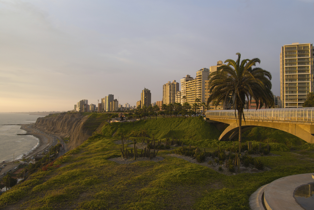 Bairro de Miraflores, em Lima, conhecido por suas praias, jardins e shoppings