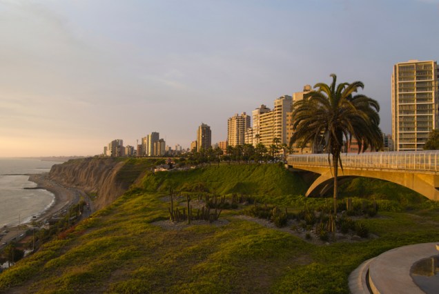 Bairro de <a href="https://viajeaqui.abril.com.br/estabelecimentos/peru-lima-atracao-miraflores" rel="Miraflores" target="_blank">Miraflores</a>, em Lima, conhecido por suas praias, jardins e shoppings