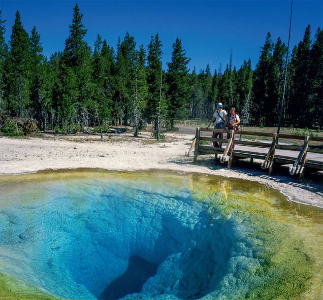 Um dos muitos lagos de água quente em Yellowstone, nos Estados Unidos Um dos muitos lagos de água quente em Yellowstone, nos Estados Unidos