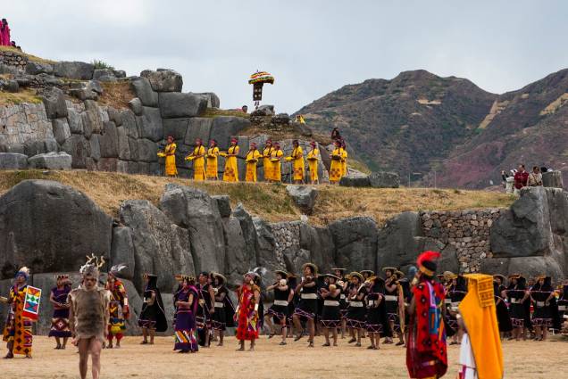 O Inti Raymi é uma festa religiosa que reúne cerimônias em Qoricancha (Templo del Sol), na Plaza Hauqaypata (Plaza de Armas) e na fortaleza de Sacsayhuamán
