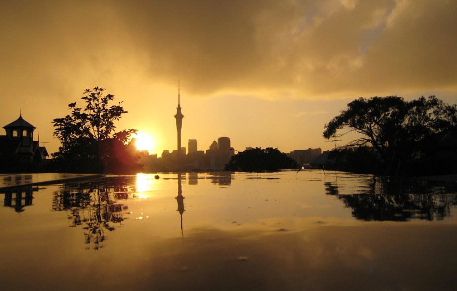 Do topo da Sky Tower, em Auckland, de onde é pessoas fazem base-jump, é possível ver paisagens a 80 quilômetros de distância – e lógico, ver o sol tomado por cores alaranjadas no final do dia. Informação curiosa: o elevador do edifício demora 40 segundos para chegar ao cume da Sky Tower