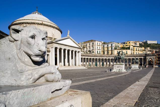 Construída em 1817, a Chiesa di San Francesco di Paola fica na maior praça da cidade de Nápoles, a Piazza del Plebiscito; sua arquitetura imita a do Panteão, de Roma