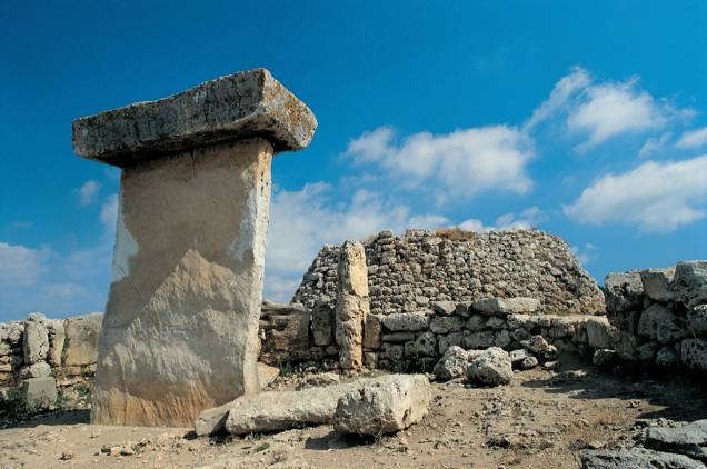 Sítio arqueológico Talayot de Trepucó, conhecido com Taula, na Ilha Menorca