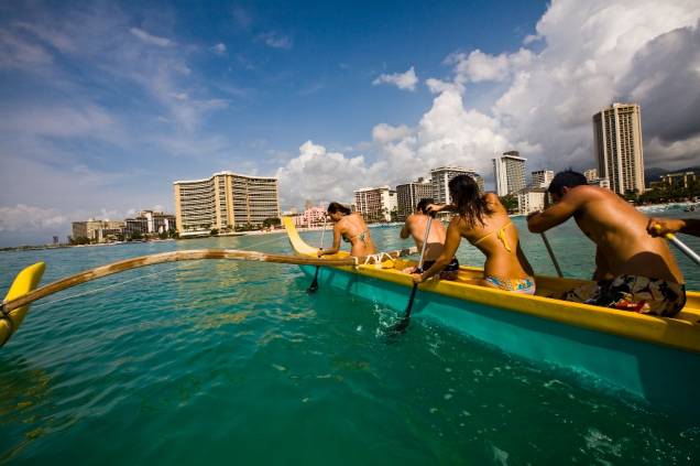 As praias e os hotéis de Waikiki Beach são mundialmente conhecidos, além de serem uma das atrações mais procuradas de Honolulu. Na foto, a prova de canoagem clássica havaiana