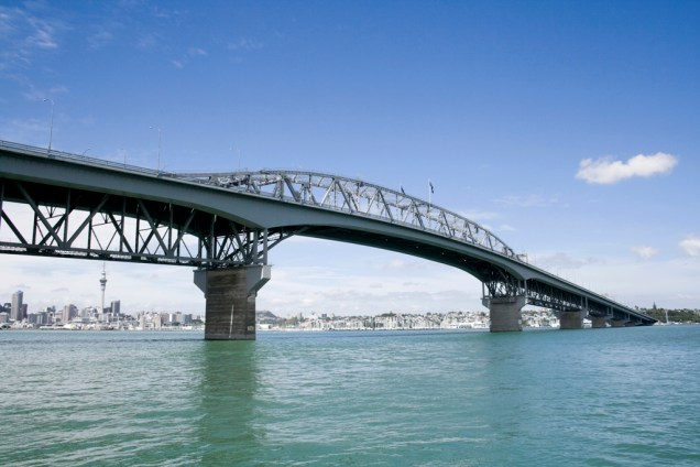 Na Auckland Bridge é possível pular de bungee jump do ponto mais alto da estrutura